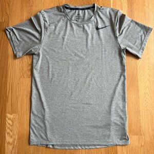 Nike Men's light greenish gray short Sleeve Tee